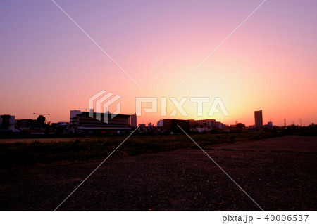 夕暮れ時の競馬場 夕暮れ時の競馬場 40006537