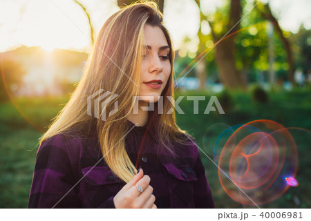 Portrait of a woman in the sun 40006981