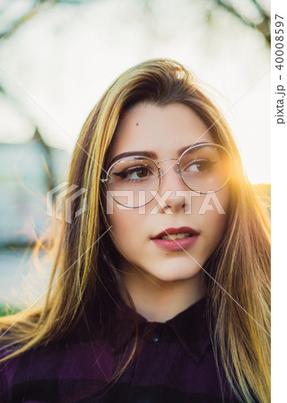 Portrait of a woman in the sun 40008597