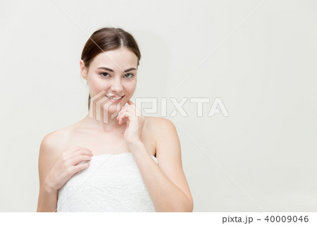 Beauty woman face with hand present her face Beauty woman face with hand present her face 40009046