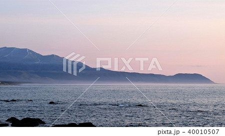 えりも町庶野漁港から残雪残る日高山脈 16:9 えりも町庶野漁港から残雪残る日高山脈 16:9 40010507