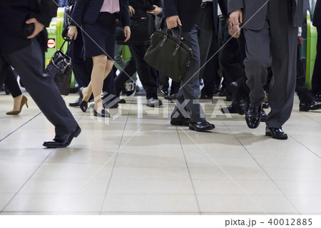 歩くサラリーマン 歩くサラリーマン 40012885