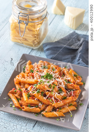 Portion of cheesy chicken pasta 40012990