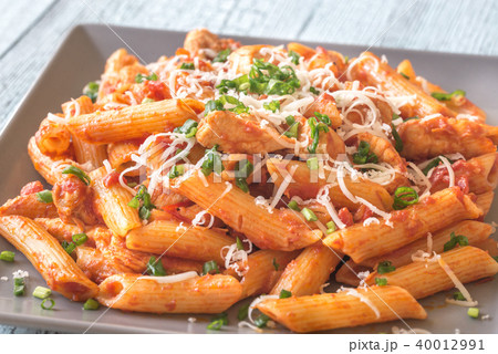 Portion of cheesy chicken pasta Portion of cheesy chicken pasta 40012991