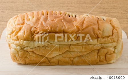 Loaf of Raisin Bread on Wooden Cutting Board Loaf of Raisin Bread on Wooden Cutting Board 40013000