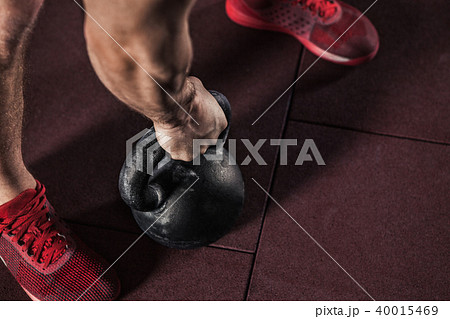 Kettlebell training in gym 40015469