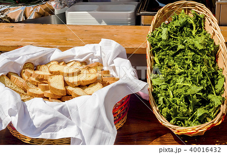 Bread and fresh broccoli rabe - Cima di rapa Bread and fresh broccoli rabe - Cima di rapa 40016432