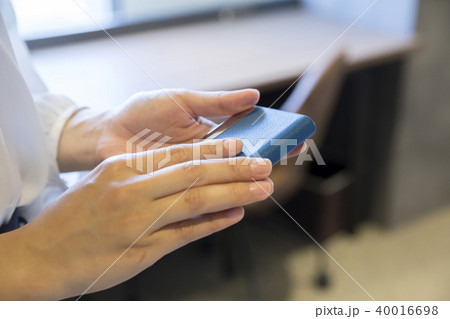 女性名刺交換イメージ 40016698