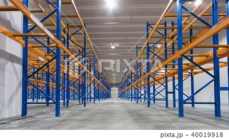 物流倉庫の空のラック 40019918