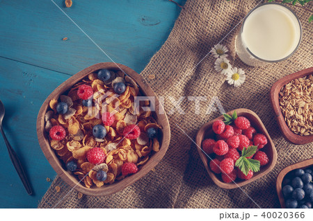 Cornflakes and other cereals with fresh fruits Cornflakes and other cereals with fresh fruits 40020366