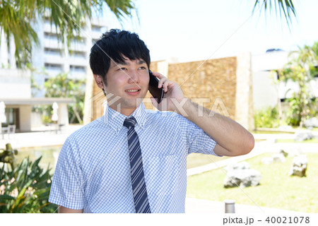 スマートフォンで通話中の男性 40021078
