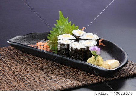 sushi roll 40022676