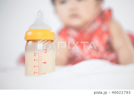 Baby bottle with breast milk for breastfeeding Baby bottle with breast milk for breastfeeding 40022793