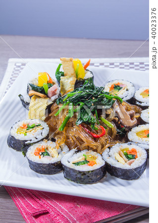 sushi roll 40023376