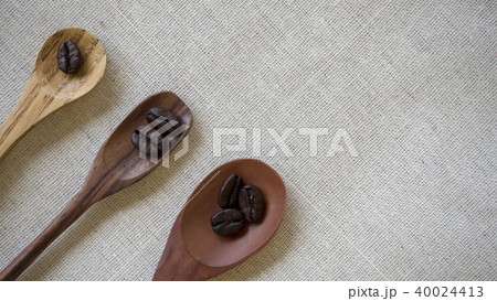 珈琲豆と三本のスプーン 40024413