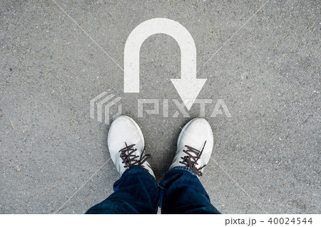 White casual shoes standing at u turn point 40024544