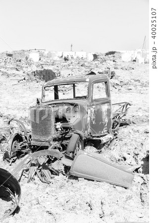 in the  old  village  rusty antique car   and  hot 40025107