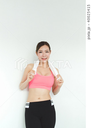 Sports concept. Beautiful girl is exercising in the home with wa 40025415