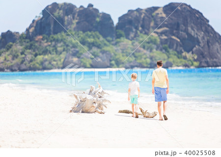 family on vacation family on vacation 40025508