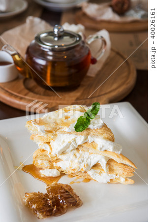 Honey cake with vanilla cream Honey cake with vanilla cream 40026161