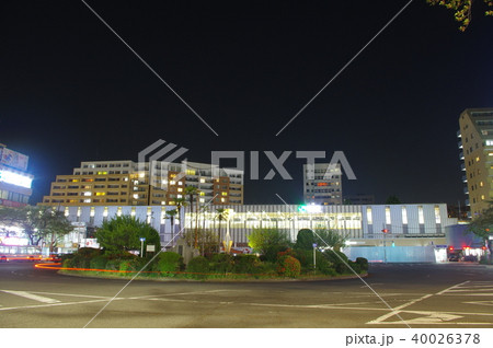 夜の国立駅南口ロータリー 40026378