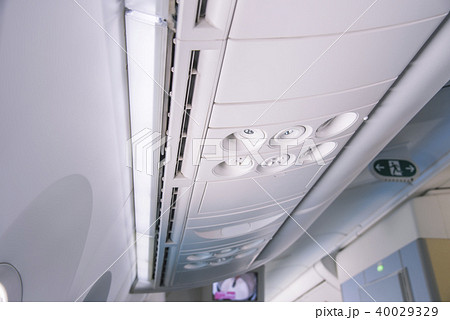 【飛行機　機内】 40029329