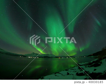 フィヨルドに映る激しく踊るオーロラ 40030185