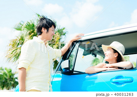 若い男女 自動車 若い男女 自動車 40031263