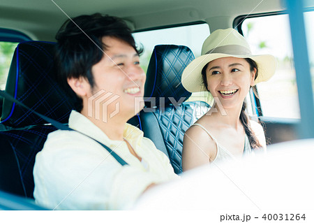 若い男女　自動車 40031264