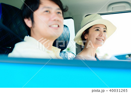 若い男女 自動車 若い男女 自動車 40031265
