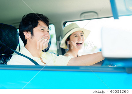 若い男女　自動車 40031266