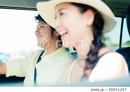 若い男女　自動車 40031267