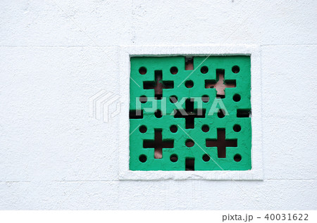 Green hollow bricks on white wall 40031622
