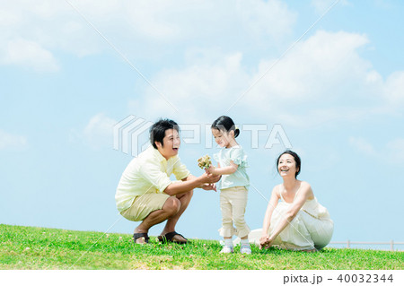若い親子　家族イメージ 40032344