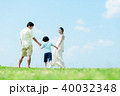 若い親子　家族イメージ 40032348