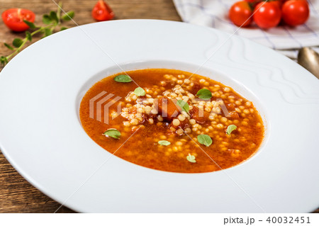 Tomato soup with egg barley Tomato soup with egg barley 40032451