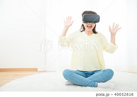 VRゴーグルをつけた女性 仮想現実 VR バーチャルリアリティー 最新技術 仮想現実 VRゴーグルをつけた女性 仮想現実 VR バーチャルリアリティー 最新技術 仮想現実 40032616
