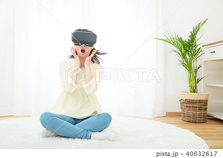 VRゴーグルをつけた女性 仮想現実 VR バーチャルリアリティー 最新技術 仮想現実 VRゴーグルをつけた女性 仮想現実 VR バーチャルリアリティー 最新技術 仮想現実 40032617