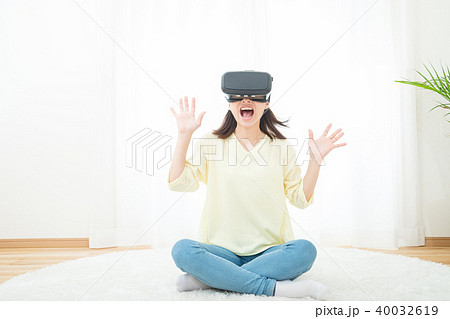 VRゴーグルをつけた女性 仮想現実 VR バーチャルリアリティー 最新技術 仮想現実 VRゴーグルをつけた女性 仮想現実 VR バーチャルリアリティー 最新技術 仮想現実 40032619