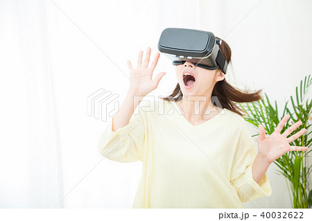 VRゴーグルをつけた女性 仮想現実 VR バーチャルリアリティー 最新技術 仮想現実 VRゴーグルをつけた女性 仮想現実 VR バーチャルリアリティー 最新技術 仮想現実 40032622