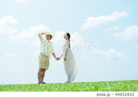 男女　カップル　大空 40032632
