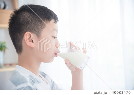 Young boy drinking a glass of milk for breakfast Young boy drinking a glass of milk for breakfast 40033470