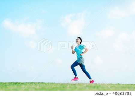 ランニングする女性 40033782