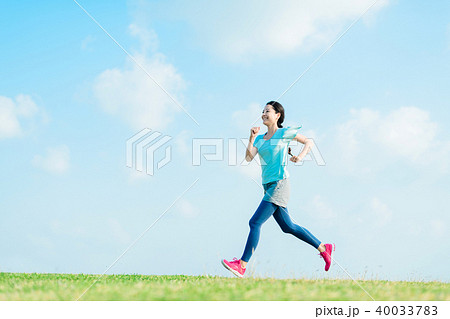 ランニングする女性 40033783