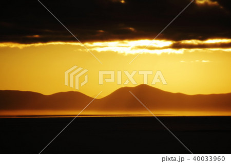 ウユニ塩湖の夕陽 ウユニ塩湖の夕陽 40033960