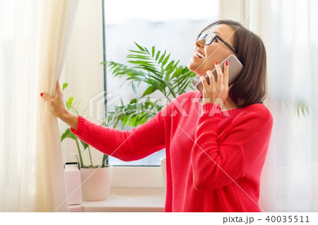 middle-aged woman is talking on the phone 40035511