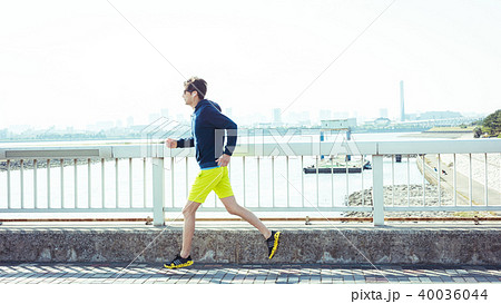 フィットネス ランニング 男性 都会 フィットネス ランニング 男性 都会 40036044