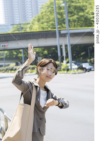 タクシーを呼ぶOL 40036285