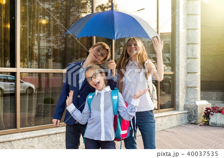 Outdoor portrait of a group of teenage children Outdoor portrait of a group of teenage children 40037535