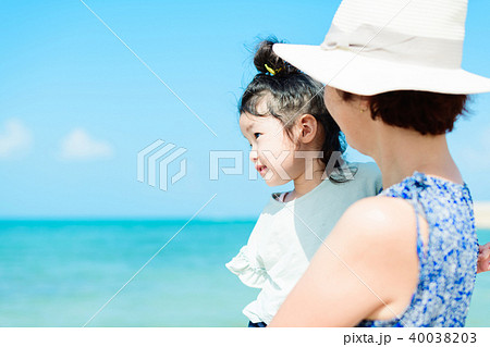 夏の親子　海 40038203